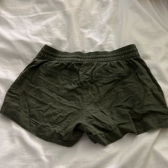 Green linen shorts - Picture 2 of 2